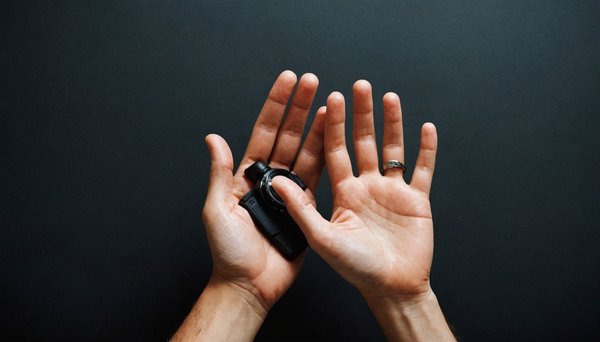 Que signifie vraiment une main droite qui gratte ?